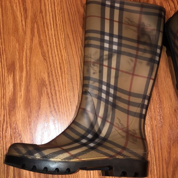 Burberry rain boots! - Picture 6 of 6